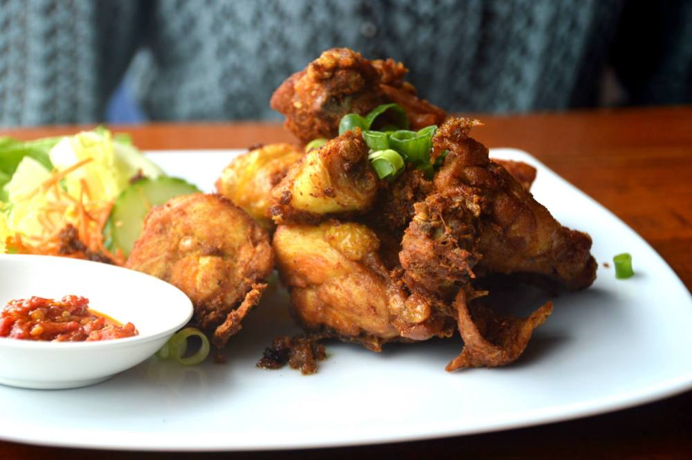 Ayam Goreng Rempah Dengan Lalapan