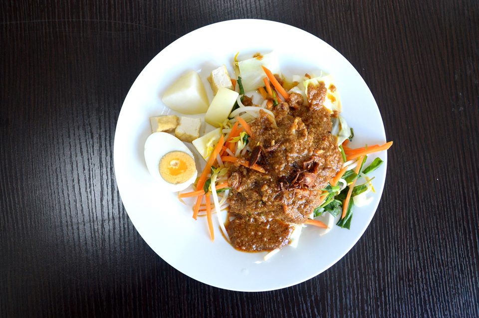 Steam Mixed Vegetables with Peanut Sauce