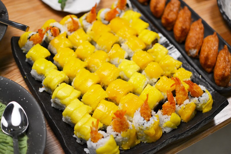 Shrimp Roll with Mango